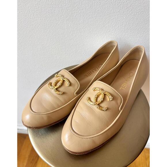 Chanel Tan Leather Gold & Pearl CC Loafers - Picture 2 of 6
